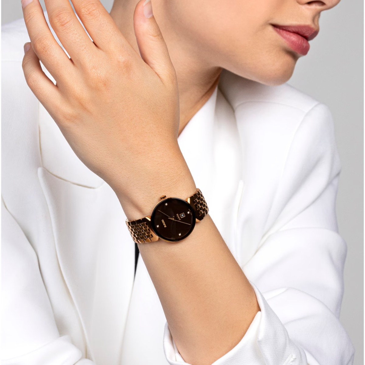 Đồng hồ Rado Florence R48917703 nữ với bốn viên kim cương đặt ở các vị trí giờ chính, tạo điểm nhấn.