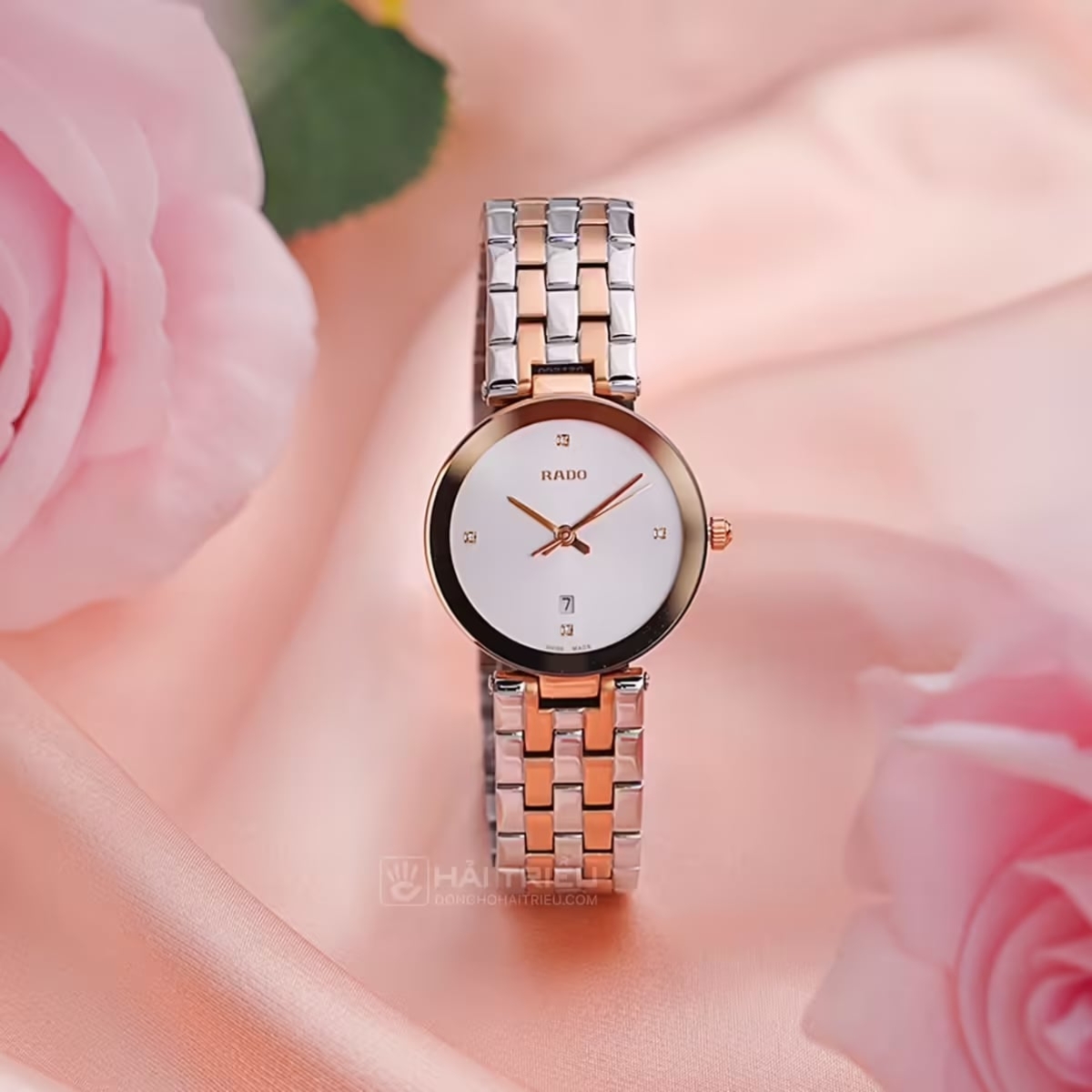 Đồng hồ Rado nữ R48873733 dây kim loại và thiết kế thanh lịch, thuộc phân khúc khoảng 30 triệu đồng.