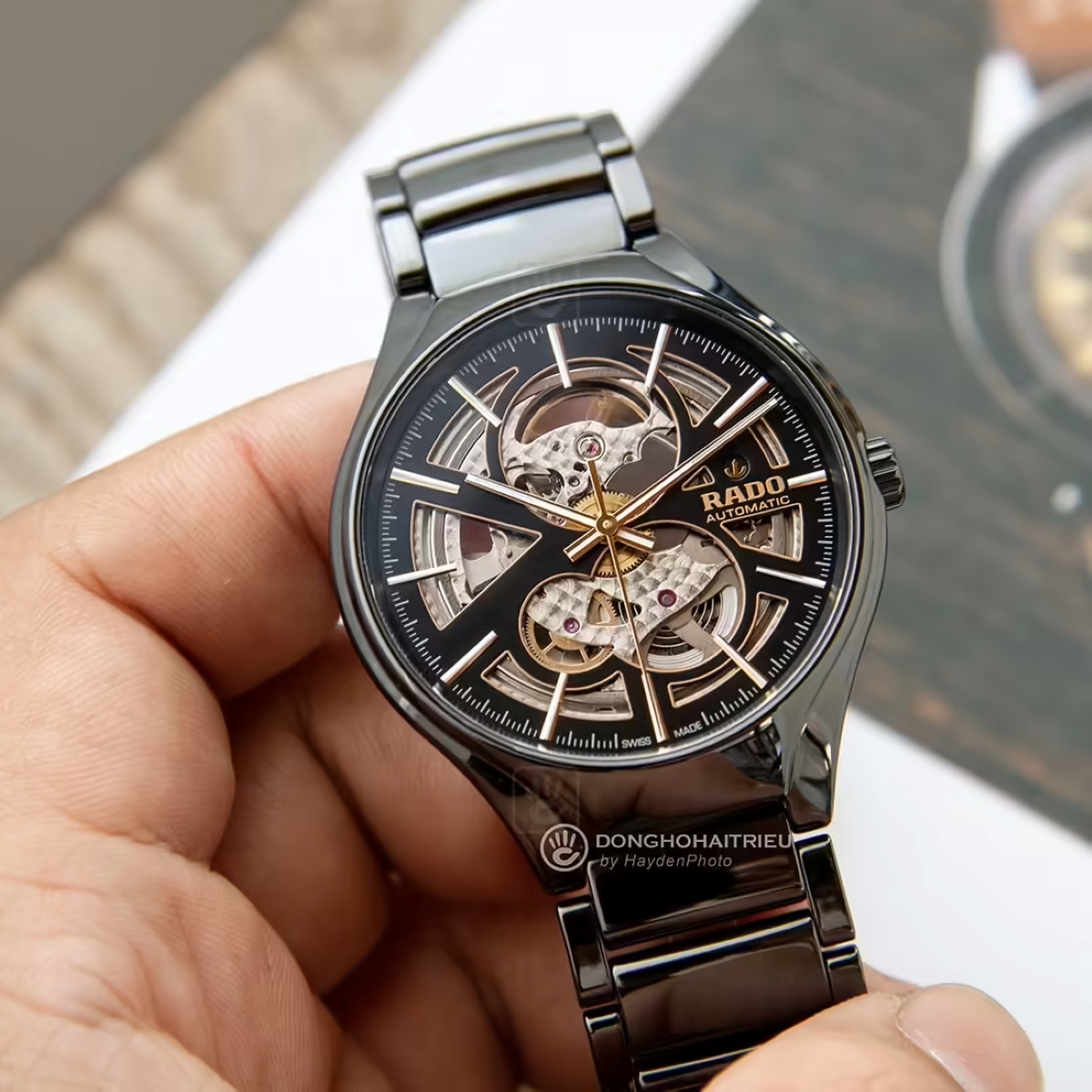 Đồng hồ Rado True R27100162 kết hợp vỏ tròn ceramic mặt số tinh giản và phong cách hiện đại tinh tế.