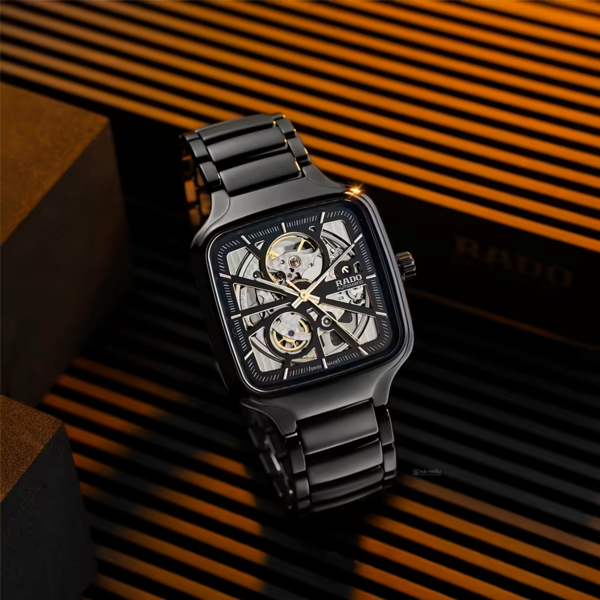 Rado True Square R270861621 với vỏ vuông ceramic liền khối, đường bo mềm mại và phong cách hiện đại.