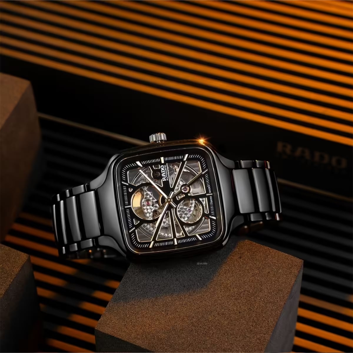 Đồng hồ Rado True Square R27086162 unisex, vỏ gốm vuông nguyên khối và mặt số lộ cơ nổi bật cá tính.