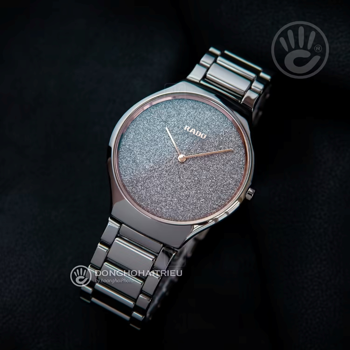 Rado True Thinline R27010102 sở hữu vỏ ceramic nguyên khối siêu mỏng nhẹ và tối giản khi lên cổ tay.