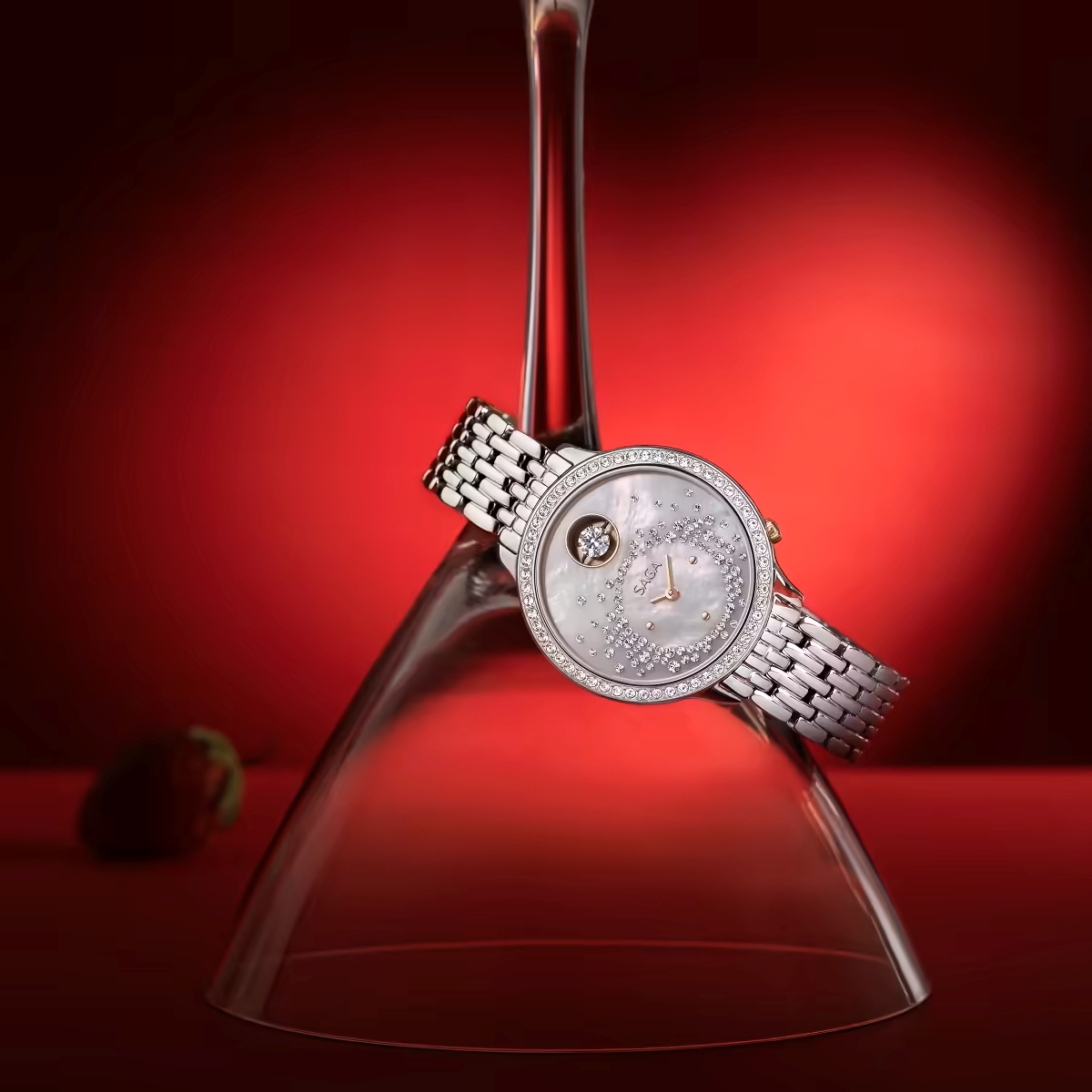 Đồng hồ Saga Dancing Heart 53766-SVSVSV-2 sang trọng trên nền đỏ.