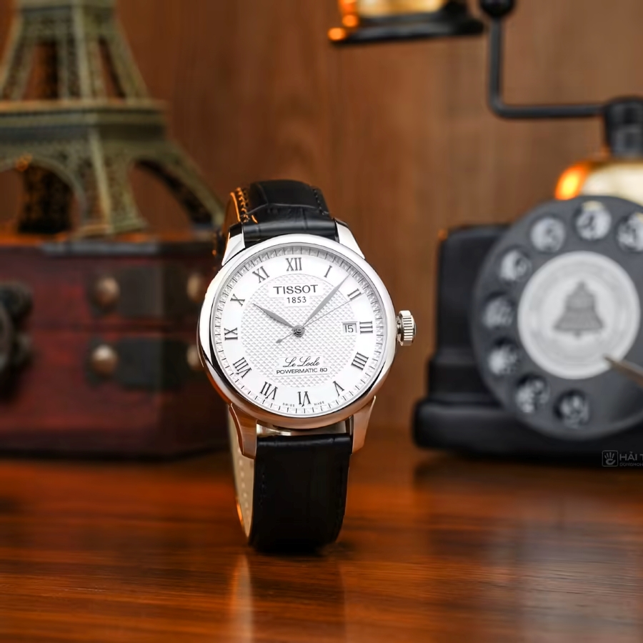 Tissot Le Locle Powermatic tạo cảm giác chỉn chu với vỏ thép, kính sapphire và thiết kế phù hợp môi trường công sở.