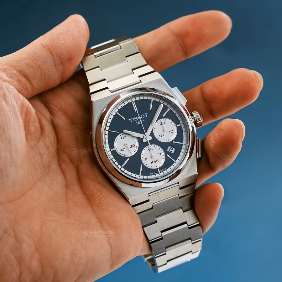 Đồng hồ Tissot PRX với dây đeo tích hợp, thiết kế thể thao lịch sự lấy cảm hứng từ thập niên 1970.