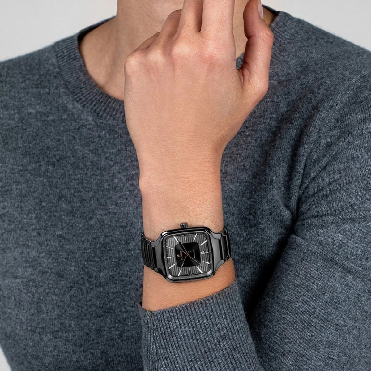 Đồng hồ Rado True Square R27077102 unisex với vỏ gốm công nghệ cao vuông nguyên khối, nhẹ và bền bỉ.