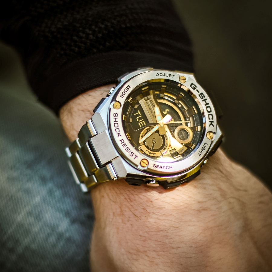G-Shock GST-210D-9A với các chức năng cơ bản phù hợp đeo hằng ngày.