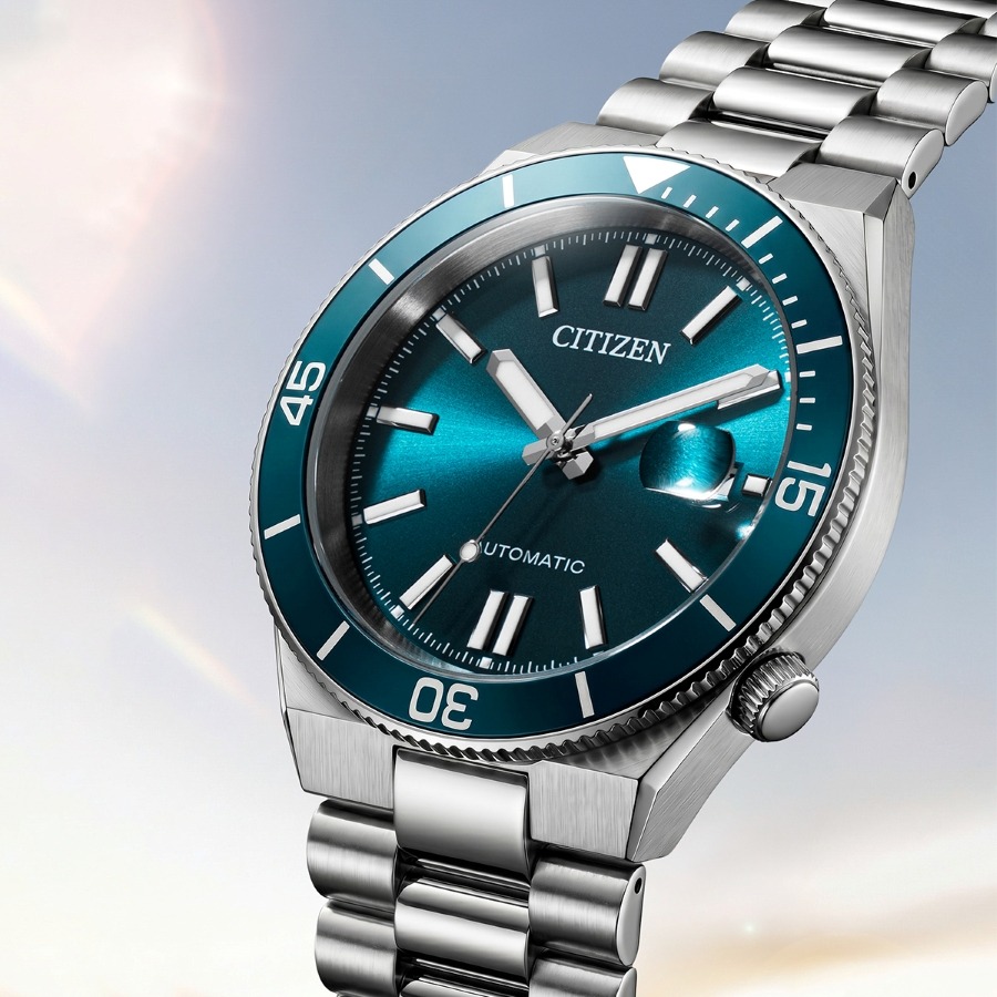 Đồng hồ cơ Citizen Tsuyosa Shore NJ0231-56L vỏ thép mặt xanh mòng két có viền bezel thể thao và ô lịch kính lúp.