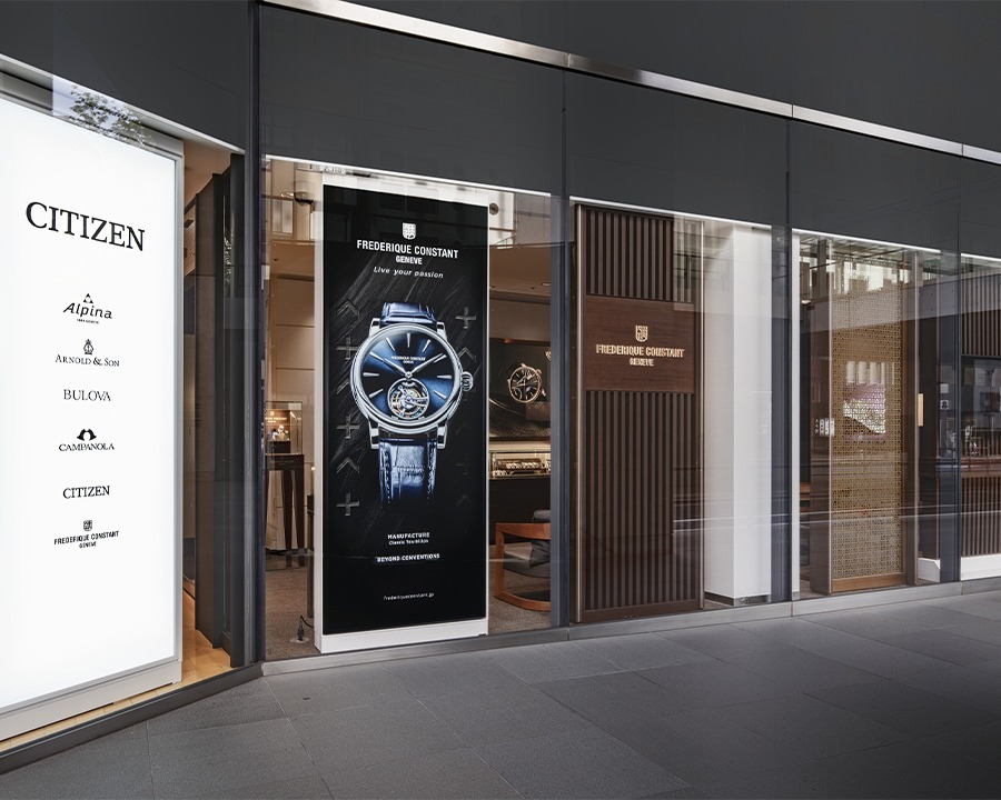 Citizen Flagship Store Tokyo tại Ginza Six. Danh sách thương hiệu bên trái và màn hình quảng cáo lớn Frederique Constant ở giữa.