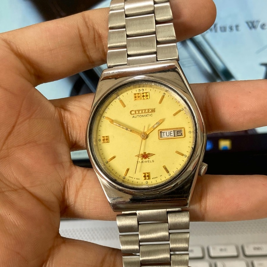 Đồng hồ Citizen vintage automatic mặt vàng đính đá với biểu tượng đại bàng cổ.
