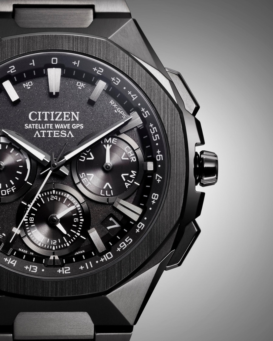 Đồng hồ Citizen Attesa Satellite Wave GPS. Nổi bật với mặt số màu xám đen nhiều chi tiết phức tạp cùng lớp vỏ titanium vát góc mạnh mẽ.
