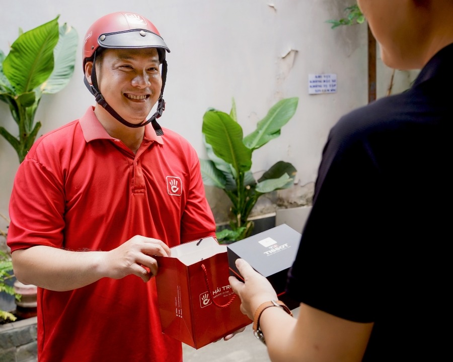 Nhân viên giao đồng hồ Citizen chính hãng từ đại lý ủy quyền đến khách hàng sau khi đặt mua trên website.