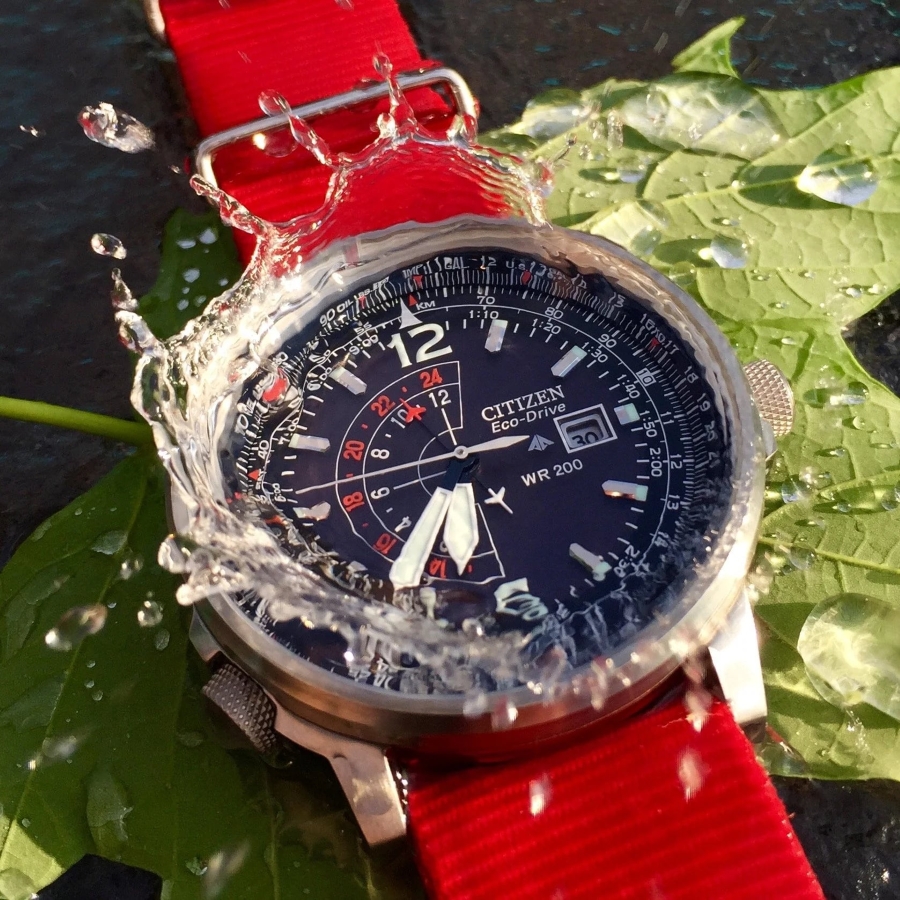 Vì sao không nên bấm Chronograph khi đồng hồ đang ướt?