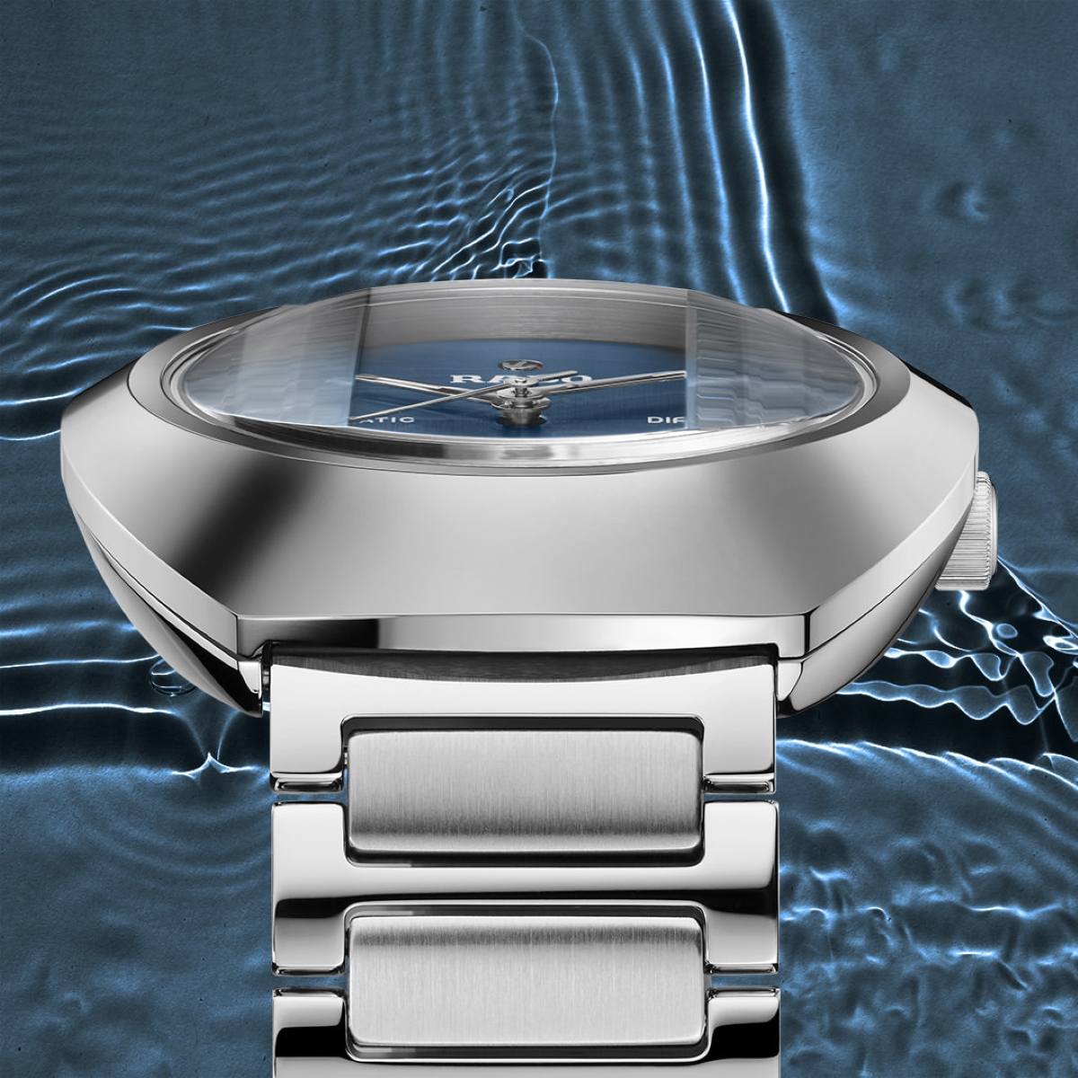 Mặt kính trong suốt, cứng cáp trên đồng hồ Rado Sapphire.