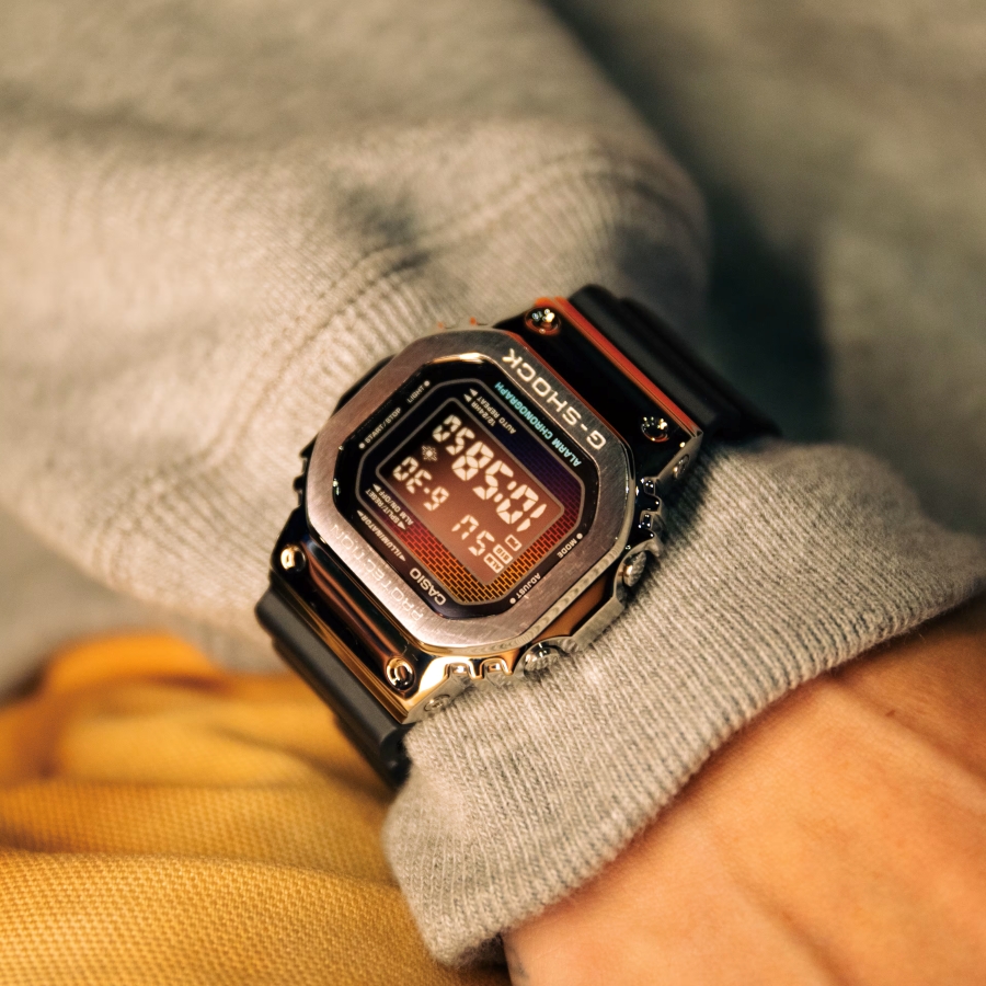 Mẫu GM-5600RW-1 thuộc dòng đồng hồ G-STEEL của Casio.