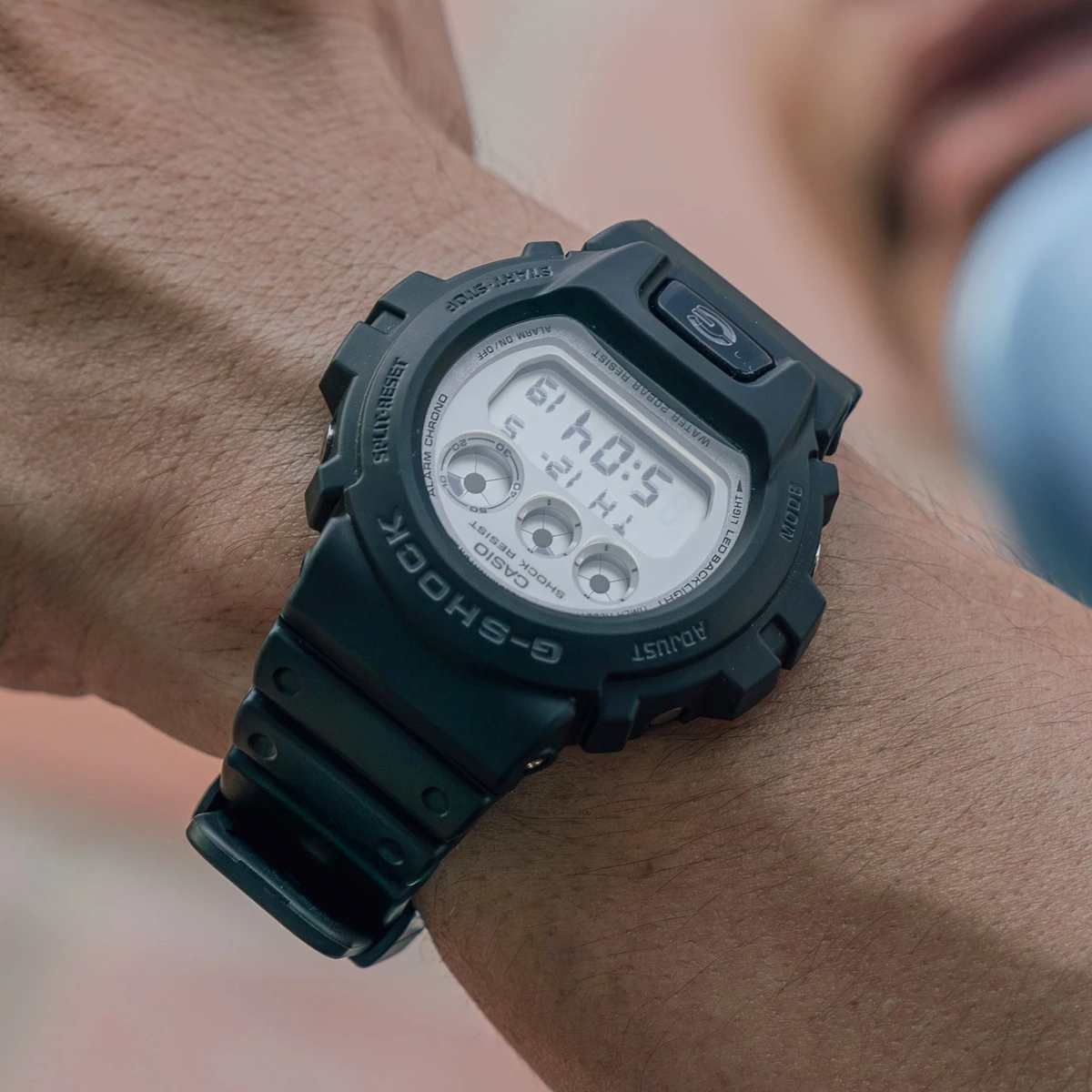 Đồng hồ G-Shock DW-6900WD-1DR với ba ô tròn nhỏ Triple Graph.