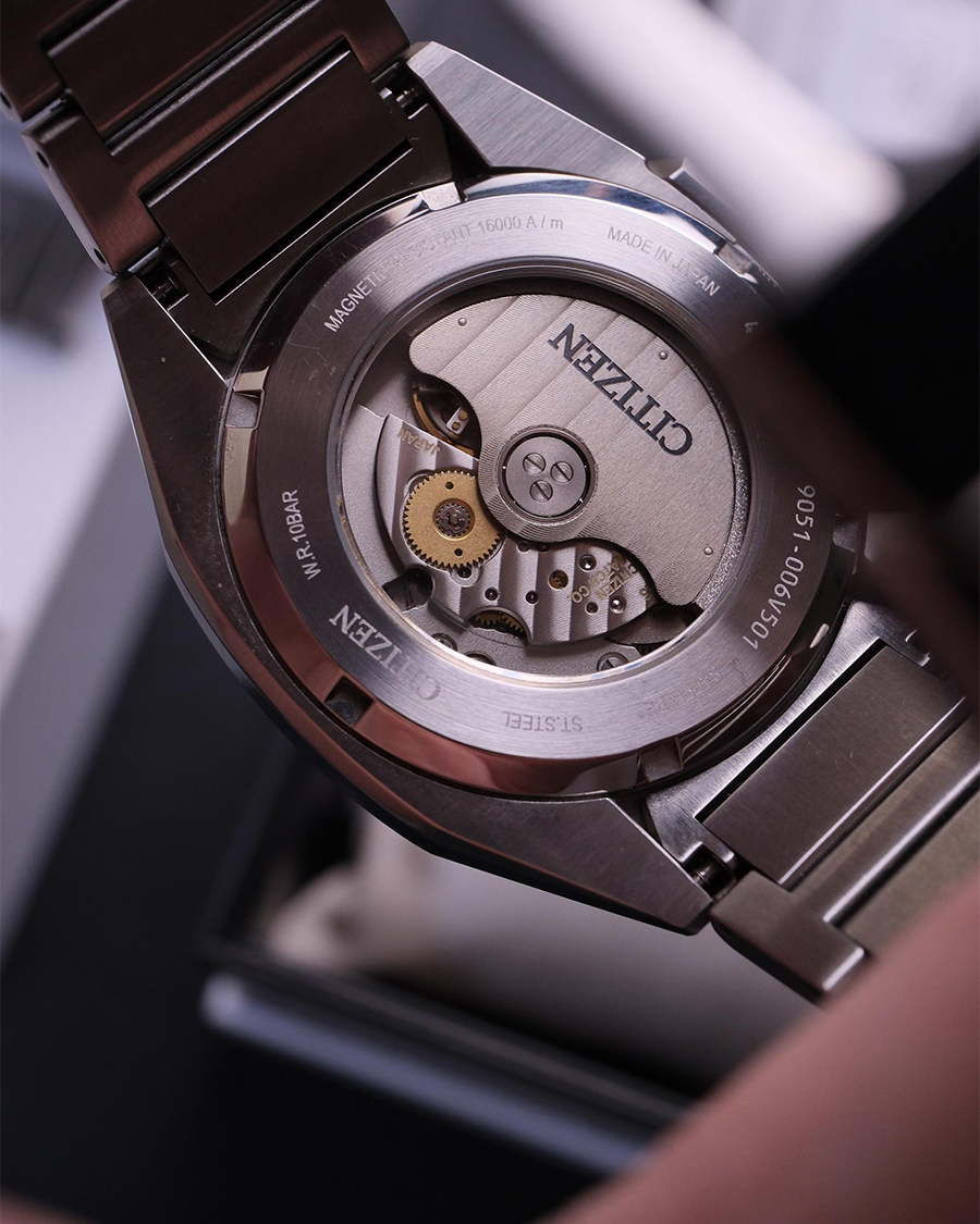 Nắp lưng Citizen Series 8 được chụp rõ để nhận diện mã máy, mã vỏ và các ký hiệu sản phẩm.