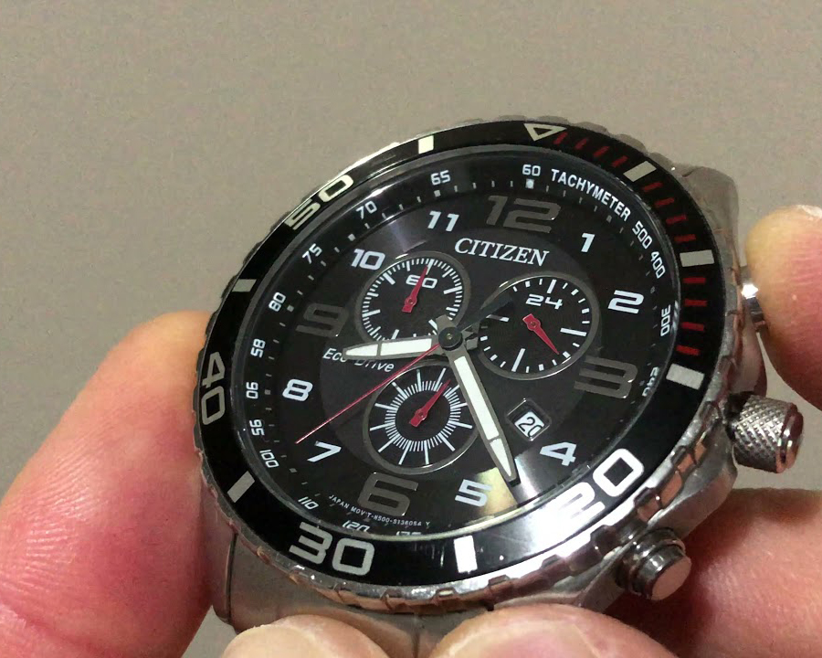 Núm chỉnh trên đồng hồ Citizen 6 kim với các nấc chỉnh giờ và lịch.