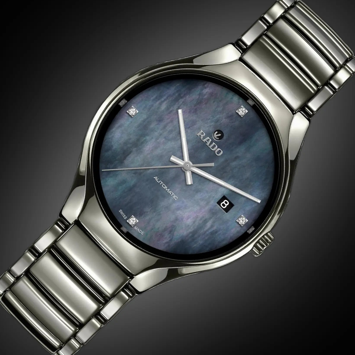 Rado True Round R27110872 với vỏ tròn ceramic, mặt số tối giản và dây liền mạch ôm cổ tay thoải mái.