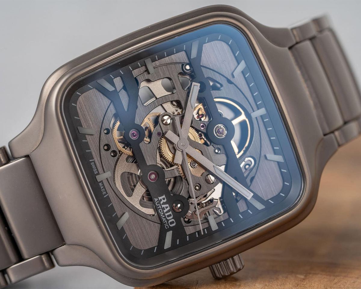 Rado True Square Skeleton cùng mặt vuông ceramic, thiết kế lộ máy và phong cách hiện đại, khác biệt.