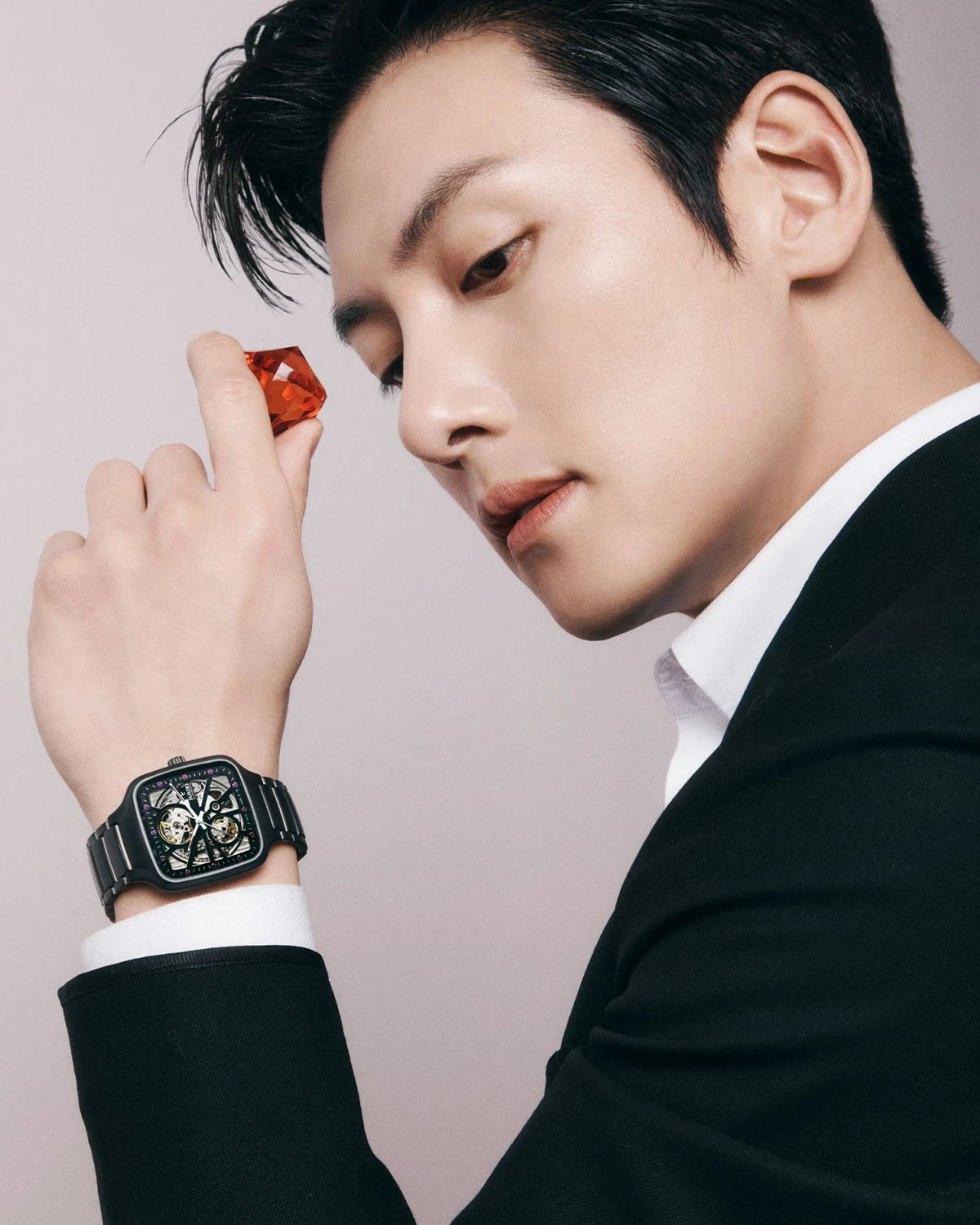 Ji Chang Wook đeo Rado True Square làm nổi bật mặt vuông ceramic hiện đại và phong cách đầy cá tính.