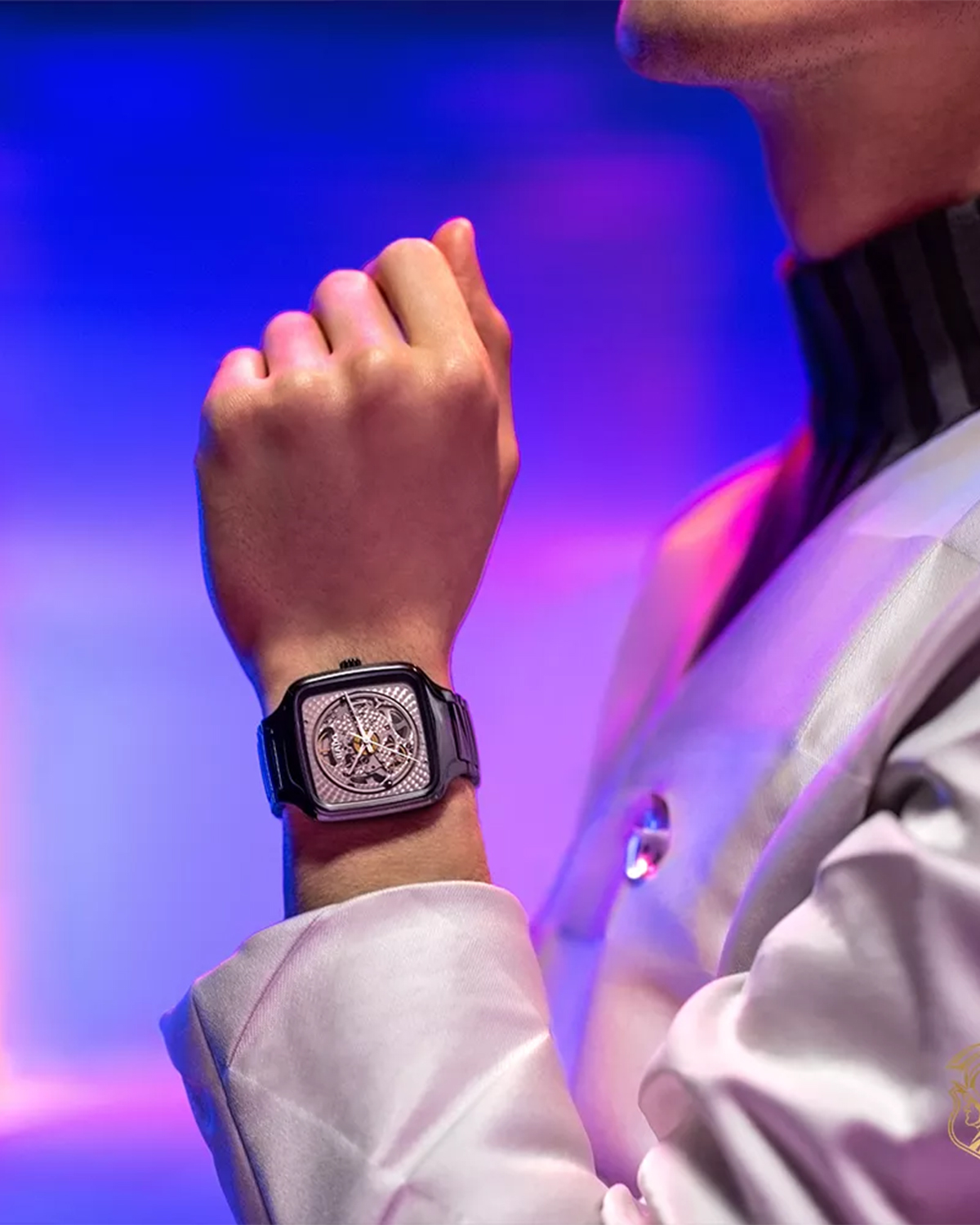 Rado True Square x Kunihiko Morinaga có mặt số đổi màu theo UV để lộ máy bên trong khi ánh sáng yếu.