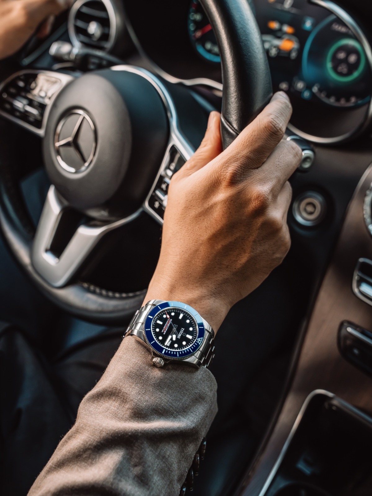Hình ảnh người dùng đang đi xe Mercedes-Benz và đeo đồng hồ Titoni