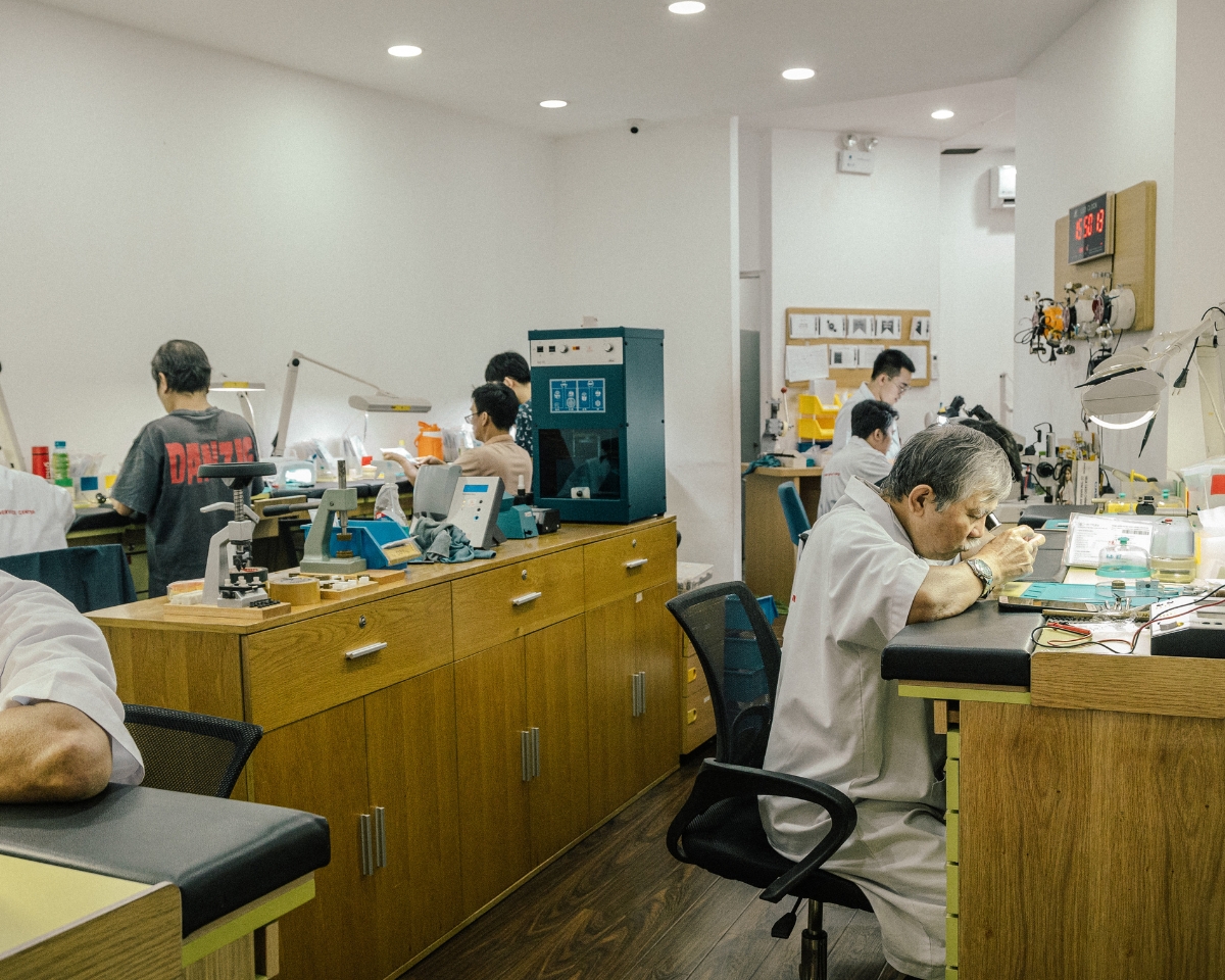Không gian bảo dưỡng đồng hồ của các kỹ thuật viên lành nghề tại Hải Triều.