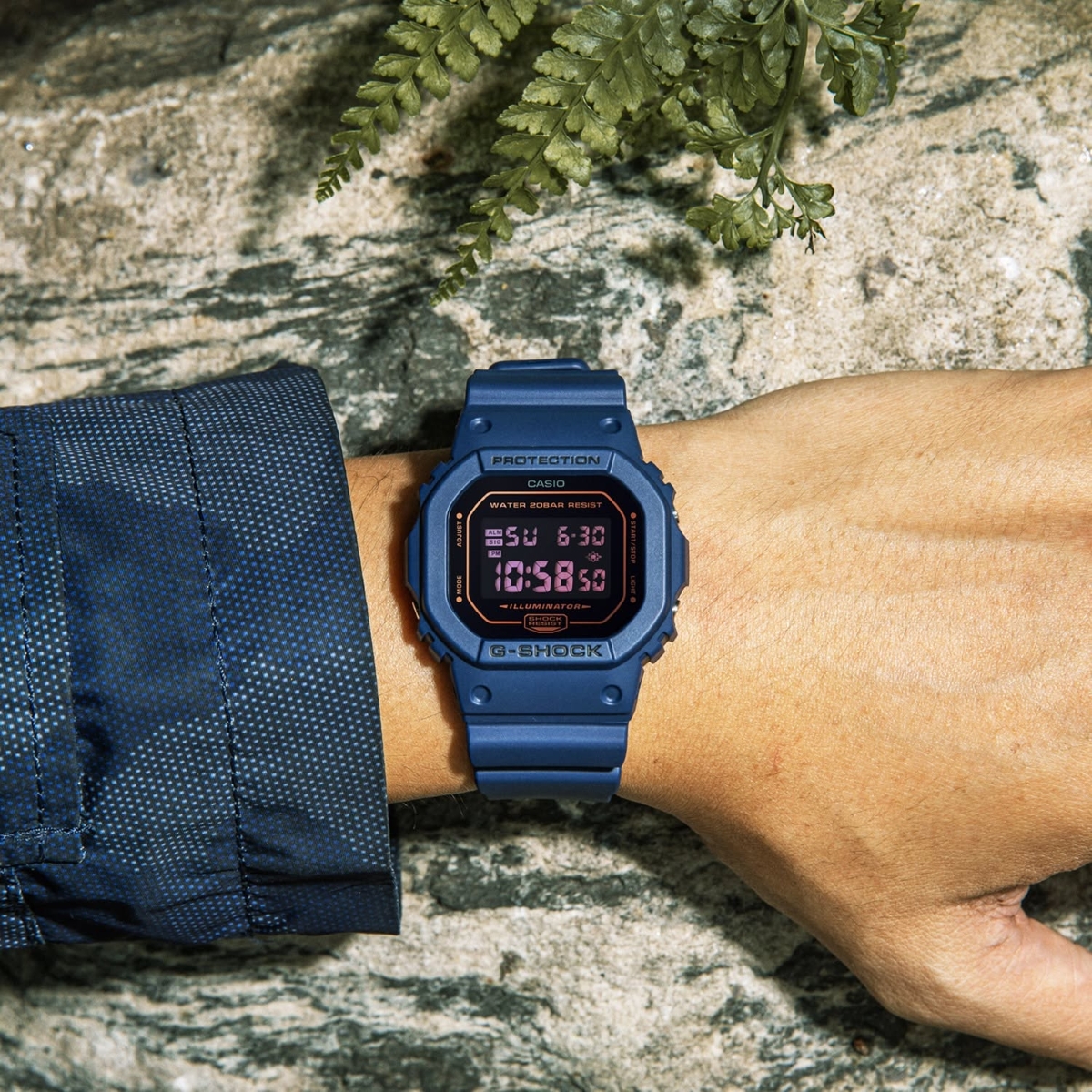 Mẫu G-Shock màu xanh dương navy DW-5600BBM-2DR.