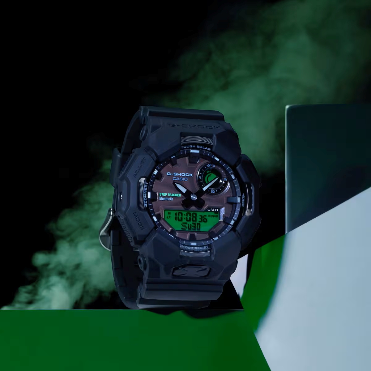 Phiên bản GA-B2100BEG-1A phối màu đen và electro green.