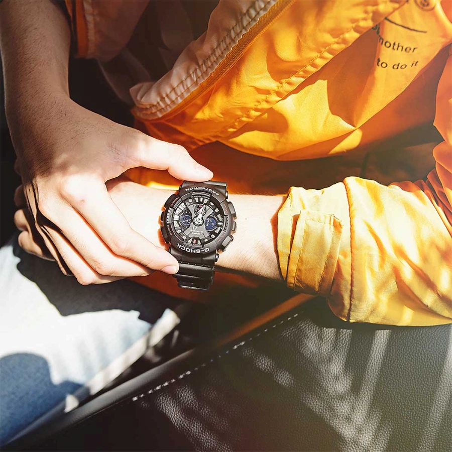 GA-120 trên cổ tay nam.