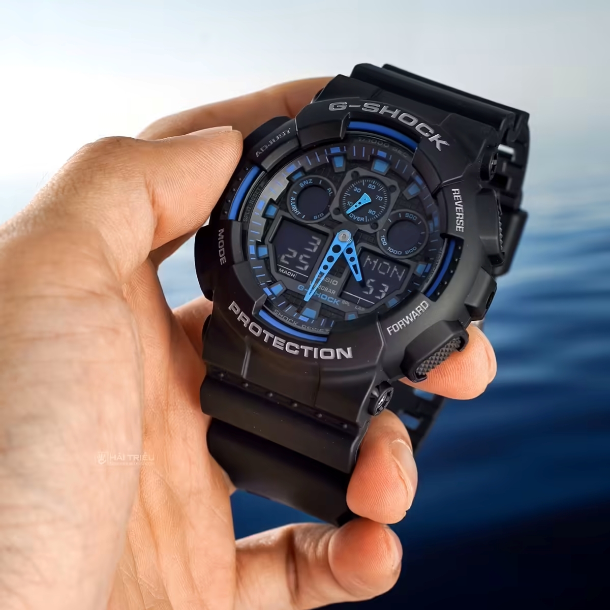 Mẫu GA-100-1A2 màu đen với các điểm nhấn xanh dương nổi bật.