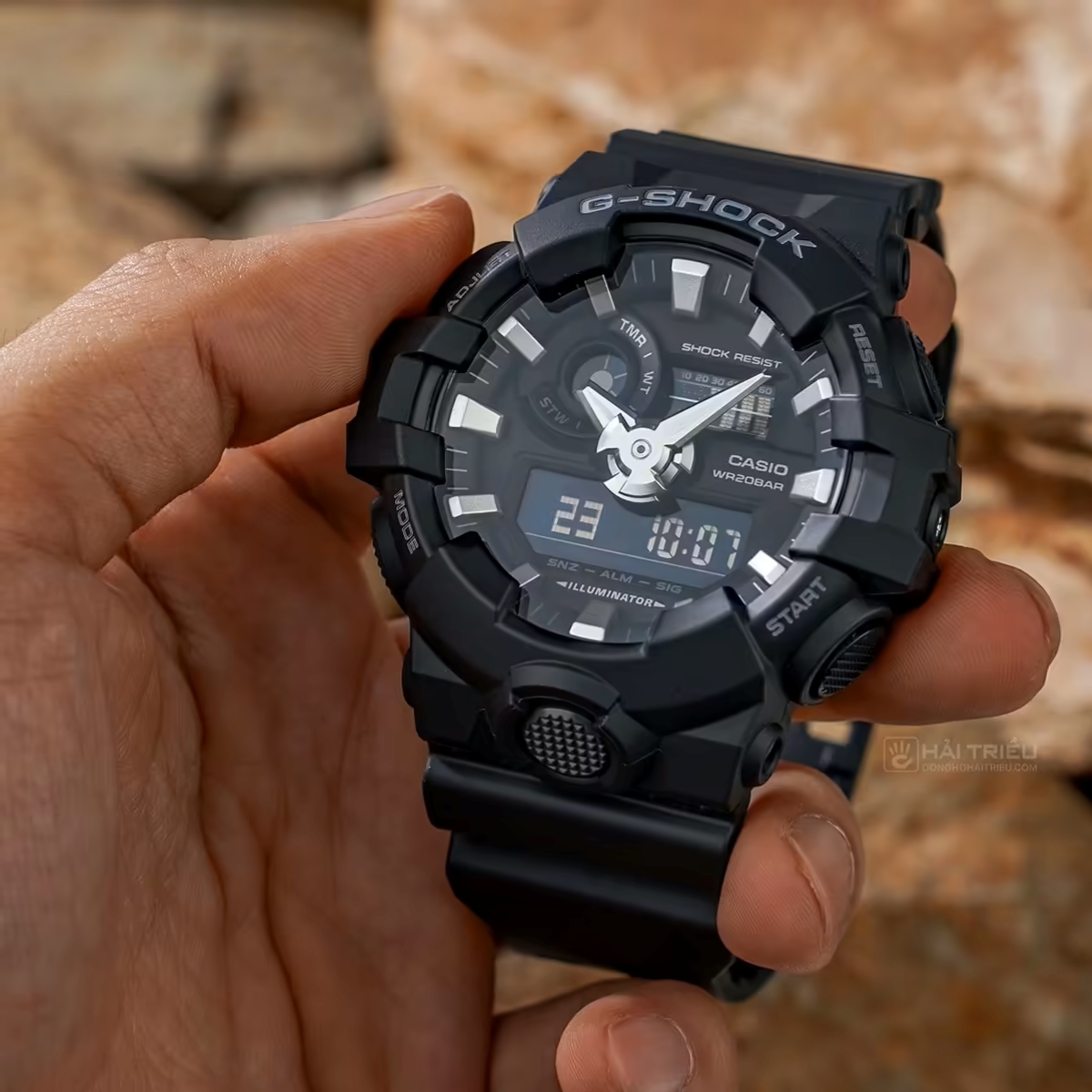 Đồng hồ G-Shock GA-700-1BDR đen phối trắng với thiết kế hầm hố.