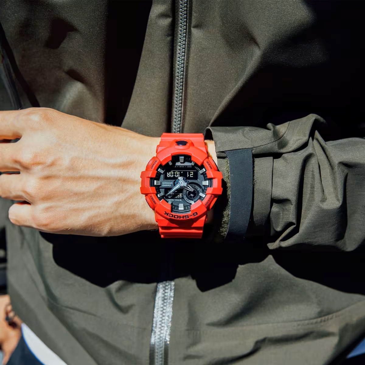 Đồng hồ G-Shock GA-700-4ADR màu đỏ nổi bật.