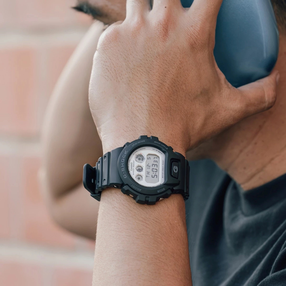 G-Shock DW-6900WD-1DR màu trắng đen.