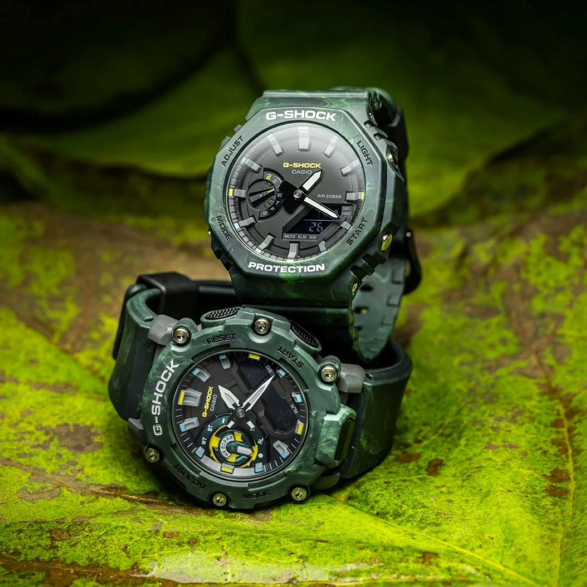 Hai mẫu đồng hồ G-Shock màu xanh sử dụng mixed-color resins.