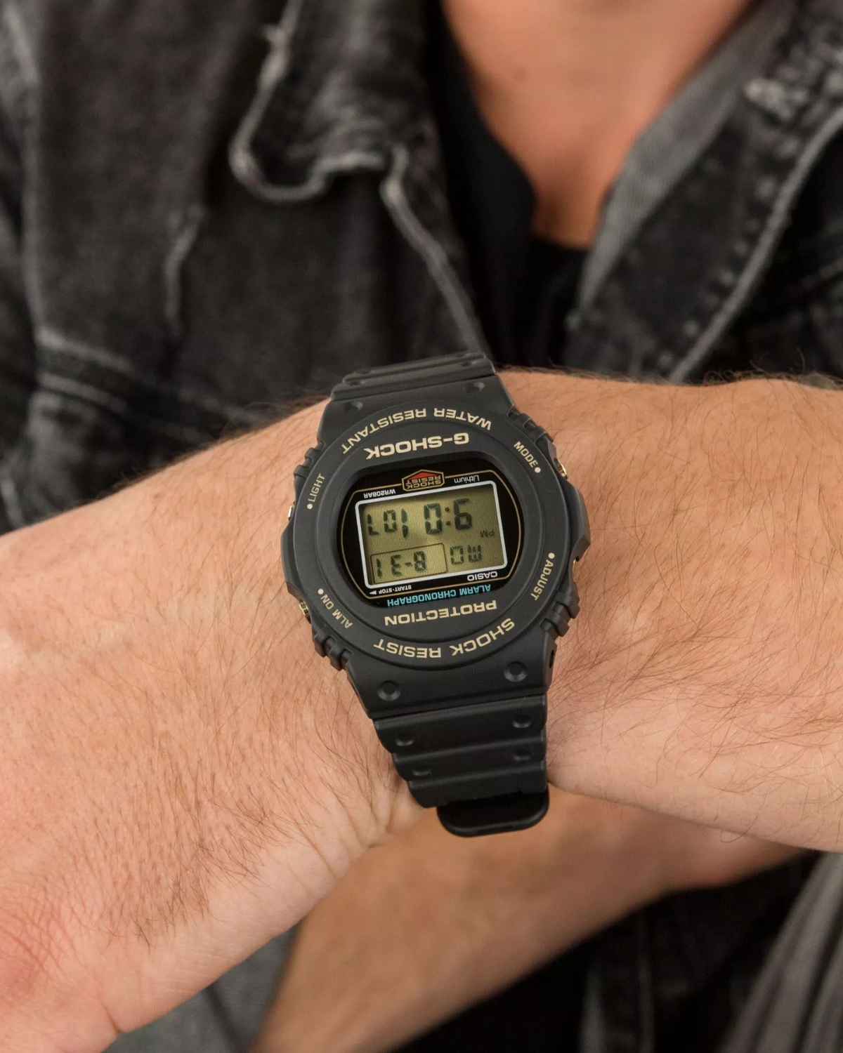 Mẫu G-Shock DW-5735D-1BDR mặt tròn dễ đeo.