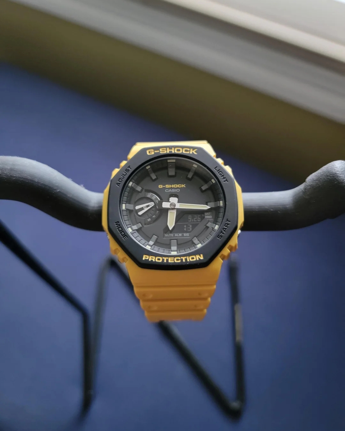 Mẫu G-Shock GA-2110SU-9ADR có mặt số đen thu hút.