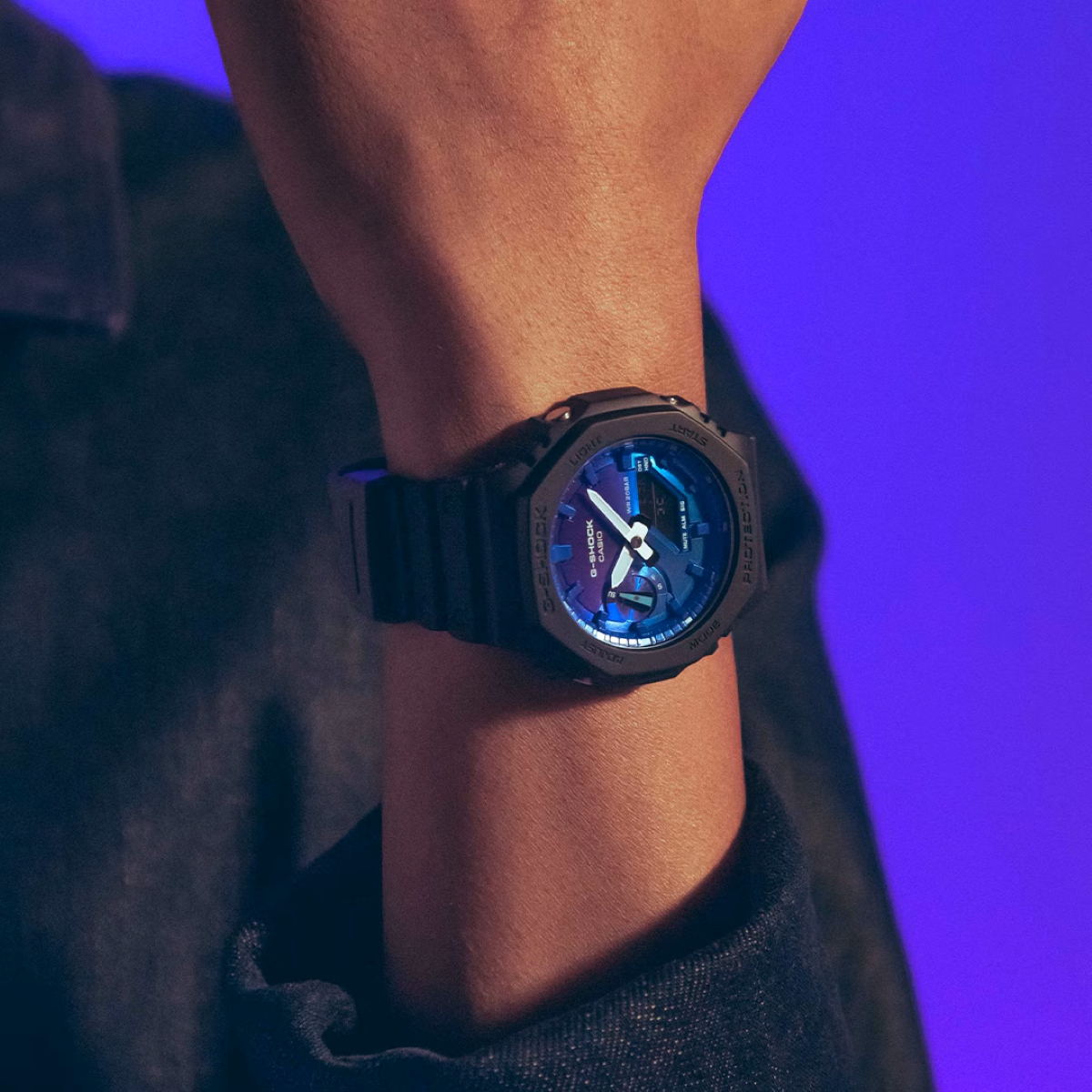 GA-2100FL-1A sử dụng hiệu ứng chuyển sắc trên mặt số.