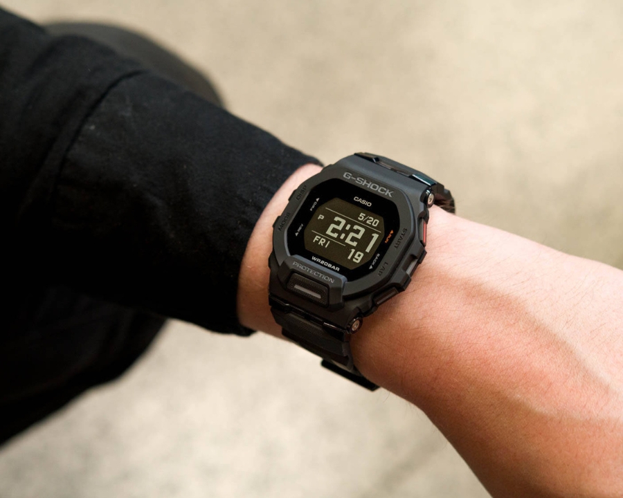 Mẫu G-Shock GBD-200-1DR mặt vuông với thiết kế thể thao