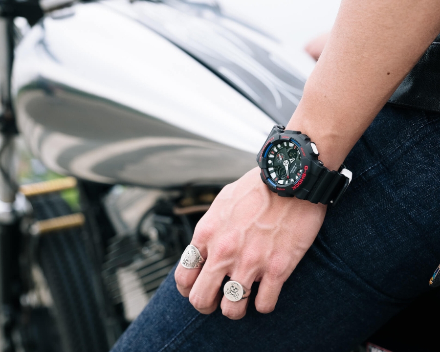 Đồng hồ G-Shock GA-120 trên cổ tay nam.