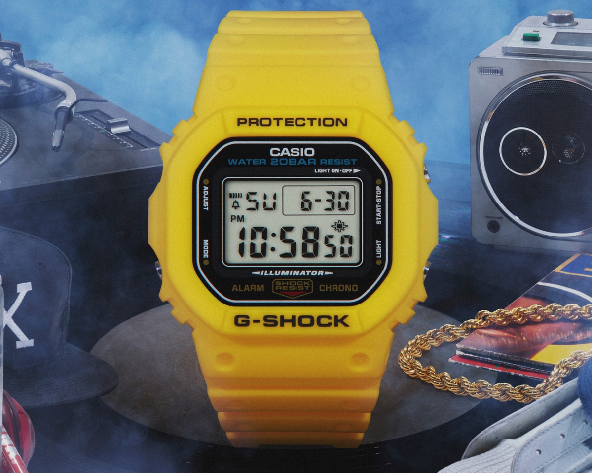 Đồng hồ G-Shock màu đen vàng mặt vuông cổ điển.
