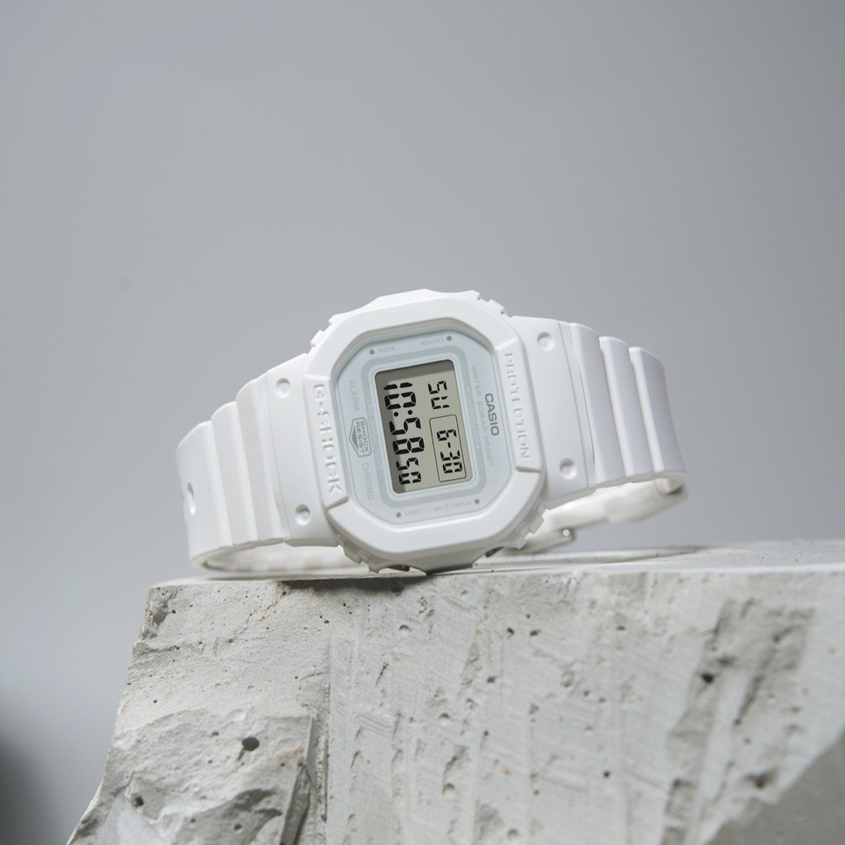 Đồng hồ G-Shock màu trắng thanh lịch.