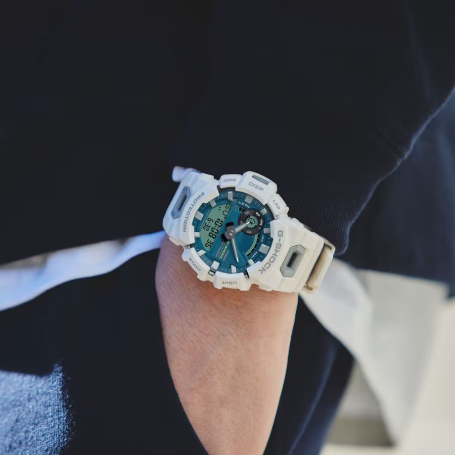 Mẫu G-Shock GBA-900 màu trắng nổi bật trên cổ tay nam