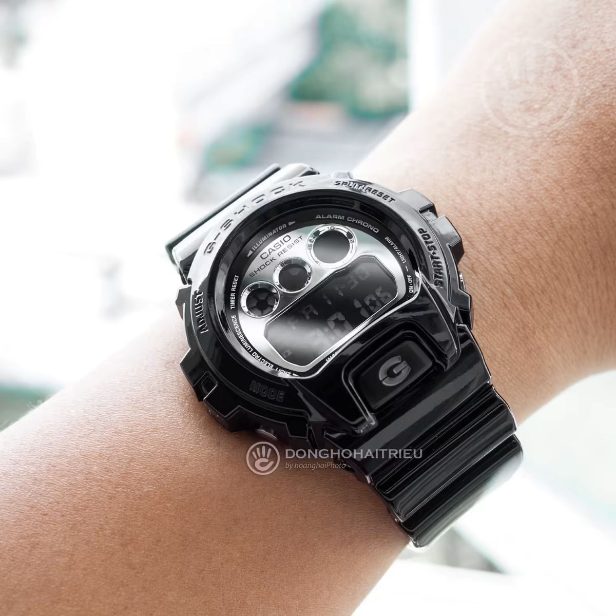 Mẫu G-Shock DW-6900NB-1DR đen có mặt số trắng.