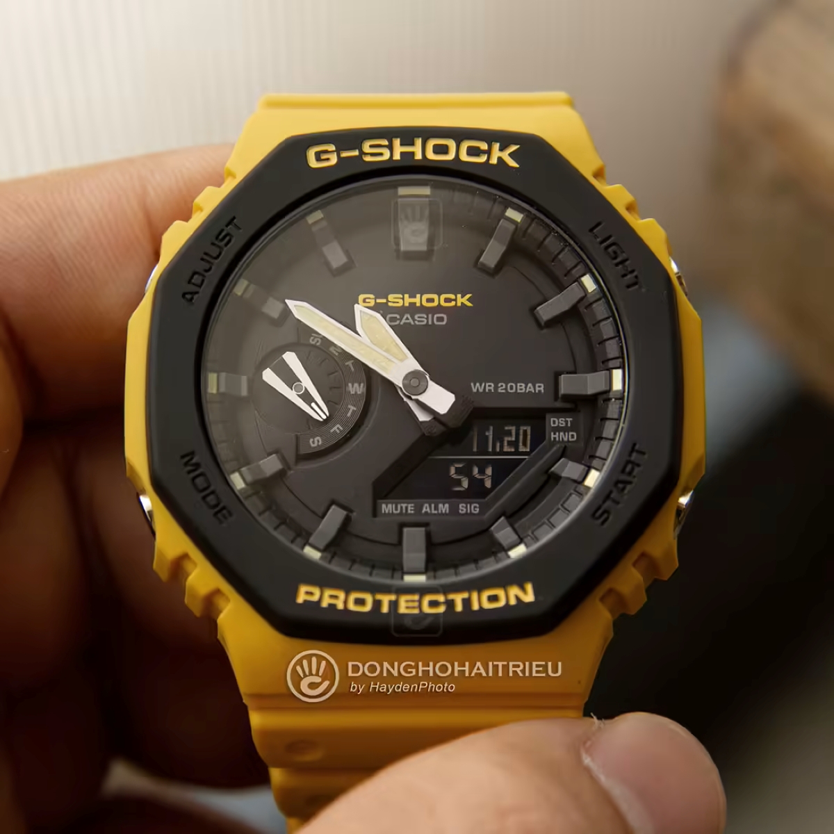 G-Shock GA-2110SU-9ADR với mặt số đen và dây đeo vàng thu hút.