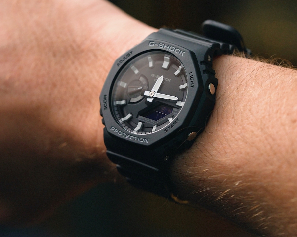 Casio GA-2100-1ADR màu đen có cọc số và kim màu trắng.