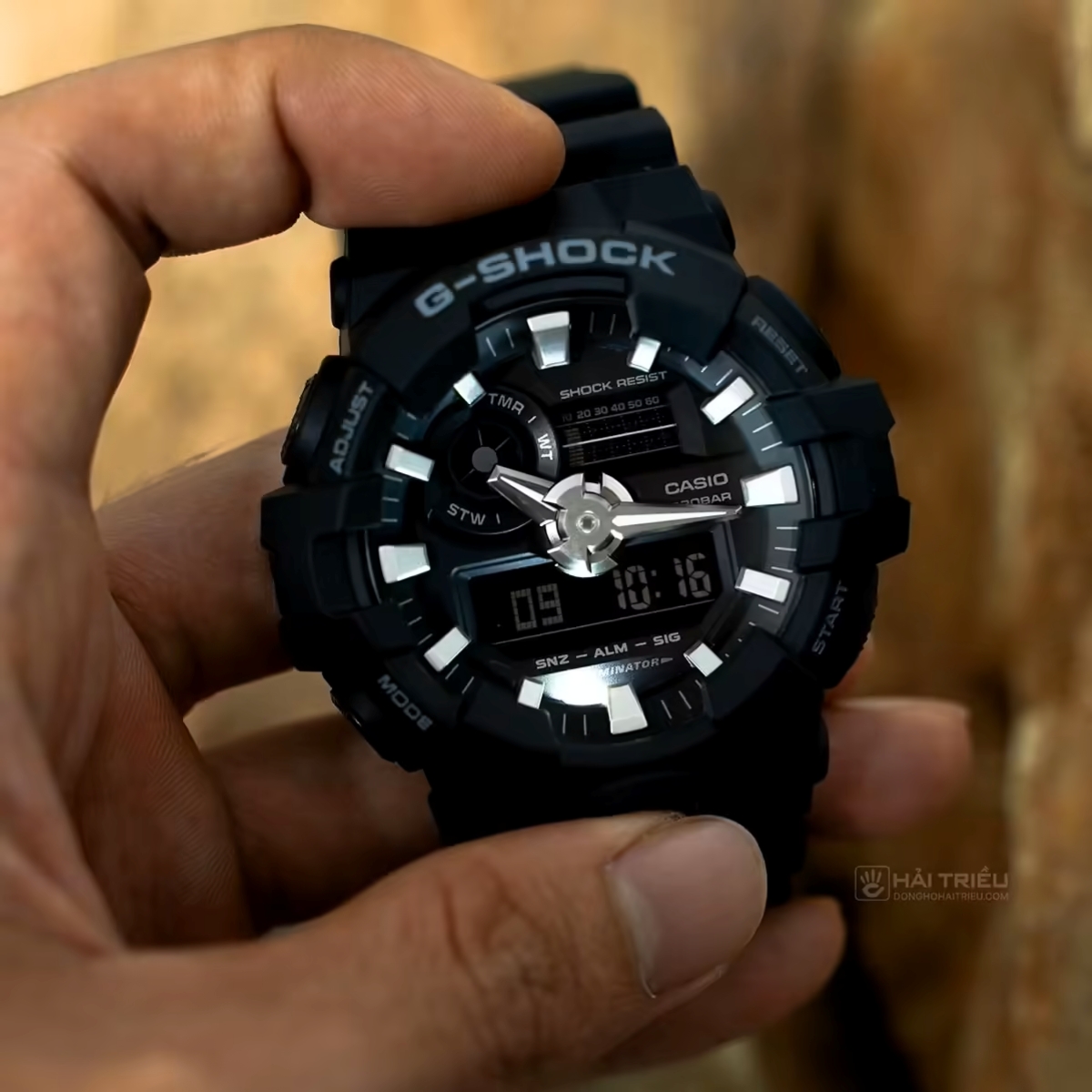 G-Shock GA-700-1BDR có cọc số và kim trắng dễ nhìn.