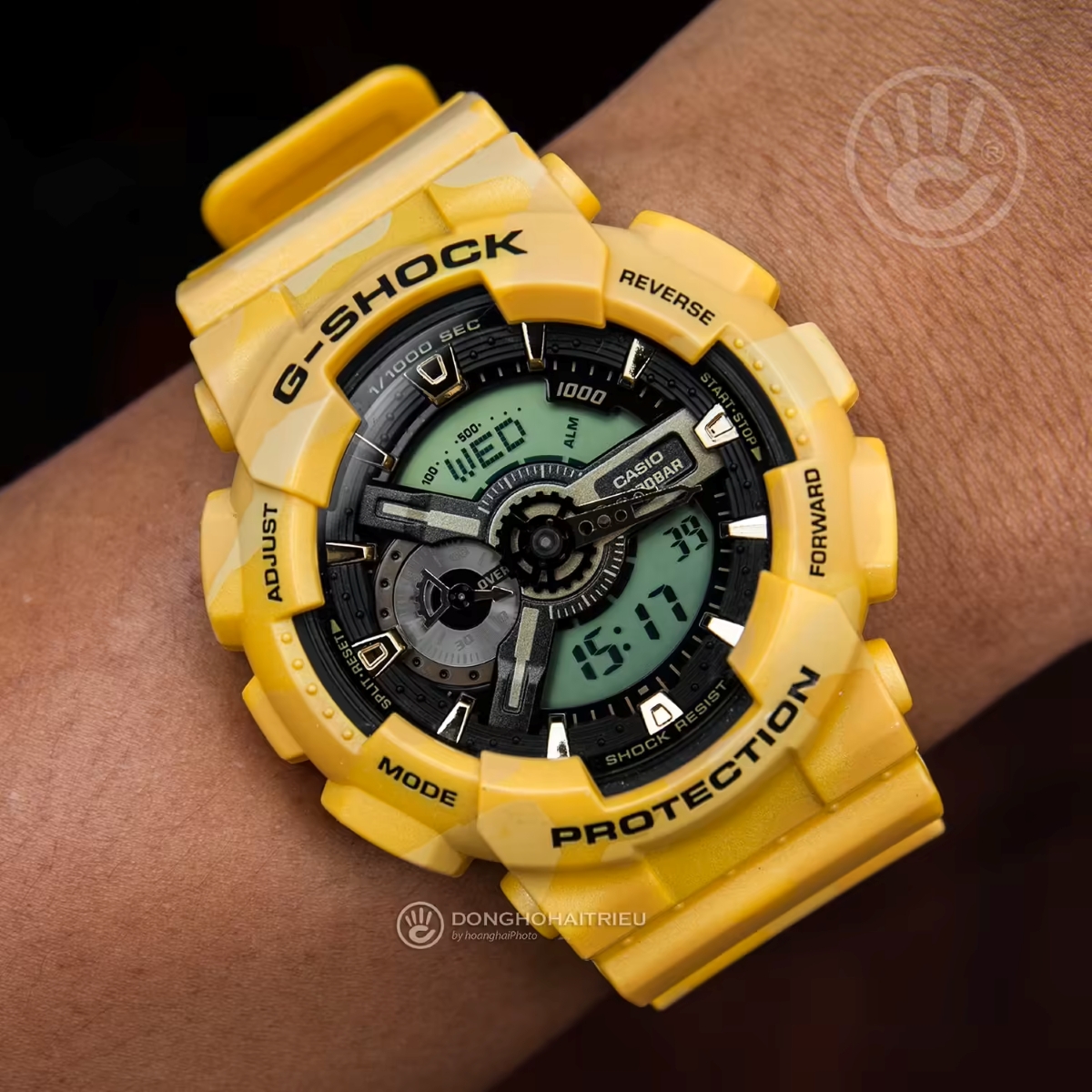 Mẫu G-Shock đen vàng nổi bật trên cổ tay nam.