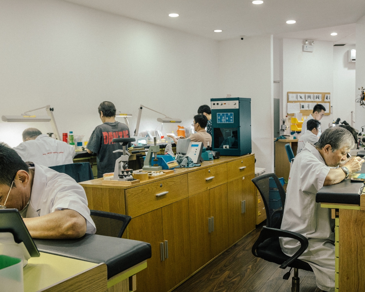 Đội ngũ kỹ thuật viên giàu kinh nghiệm tại Trung Tâm Bảo Dưỡng Đồng Hồ Hải Triều.